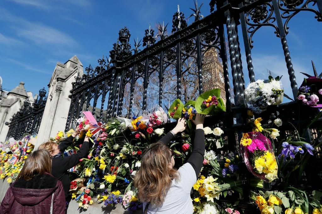 
Människor lämnar blommor utanför parlamentsbyggnaden i London. Foto: Kirsty Wigglesworth/AP/TT                                            