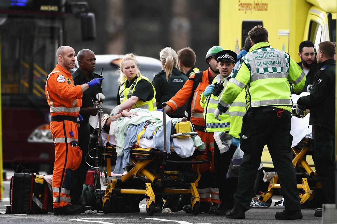 Ambulanspersonal behandlar en skadad i närheten av Westminster Bridge och Houses of Parliament den 22 mars, 2017 London, England. Foto: Carl Court/Getty Images.