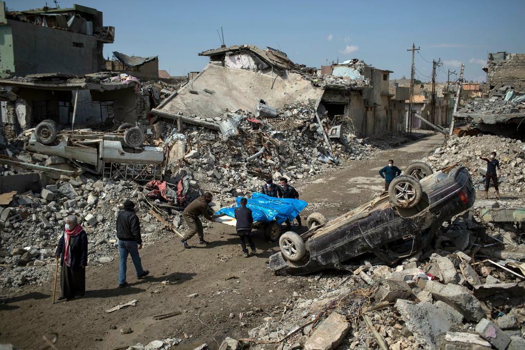 

Ett stort antal civila rapporteras ha dödats i USA-ledda flyganfall mot staden Mosul i Irak. Foto: Felipe Dana/AP/TT                                                                                        
