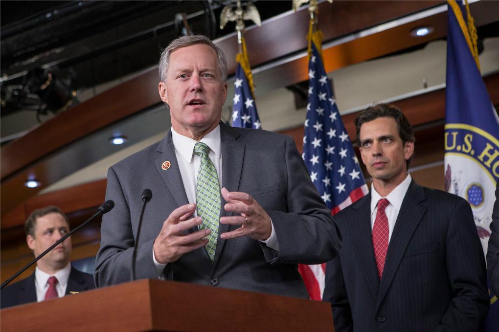 
Mark Meadows (i mitten) leder en grupp konservativa republikaner som inte är nöjda med det förslag som majoriteten Republikanerna lagt fram som ersättare till Obamacare. Foto: J Scott Applewhite/AP/TT                                            
