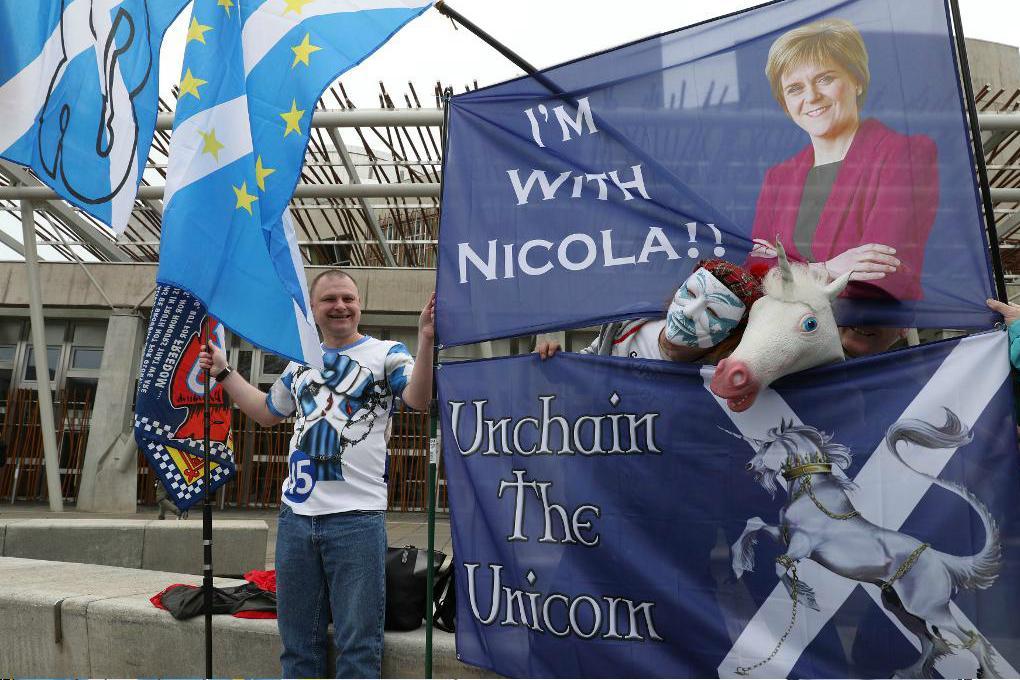 Förespråkare för skotsk självständighet demonstrerar utanför det skotska parlamentet inför tisdagens omröstning. Foto: Andrew Milligan/AP/TT