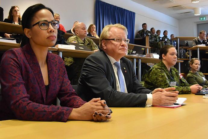 Kultur- och demokratiminister Alice Bah Kuhnke på Nordic Centre for Gender in Military (NCGM) i Kungsängen, tillsammans med försvarsminister Peter Hultqvist, den 8 mars. Foto: Per Sandström/Regeringskansliet