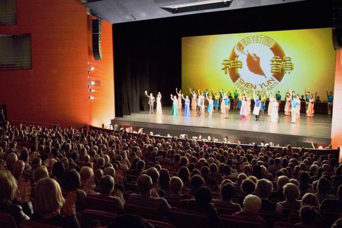 Shen Yun Performing Arts tackar publiken efter föreställningen på Grand Theatre de Provence i Aix-En-Provence i Frankrike. Foto: Epoch Times