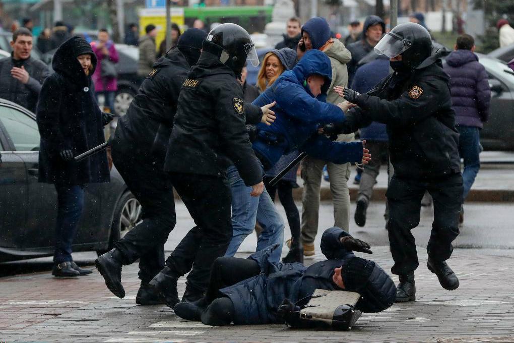 
Det uppstod tumult när hundratals människor greps i Vitrysslands huvudstad Minsk i lördags. Foto: Sergei Grits/AP/TT                                            