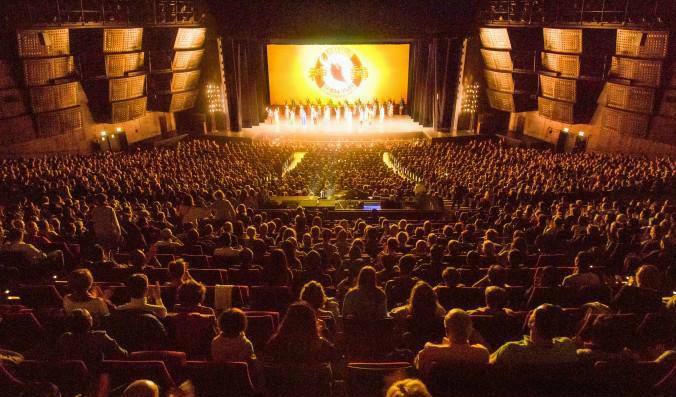 Shen Yun Performing Arts World Company på scenen i Palais des Congrès de Paris, den 22 april 2017. Foto: Jian Ping/Epoch Times.