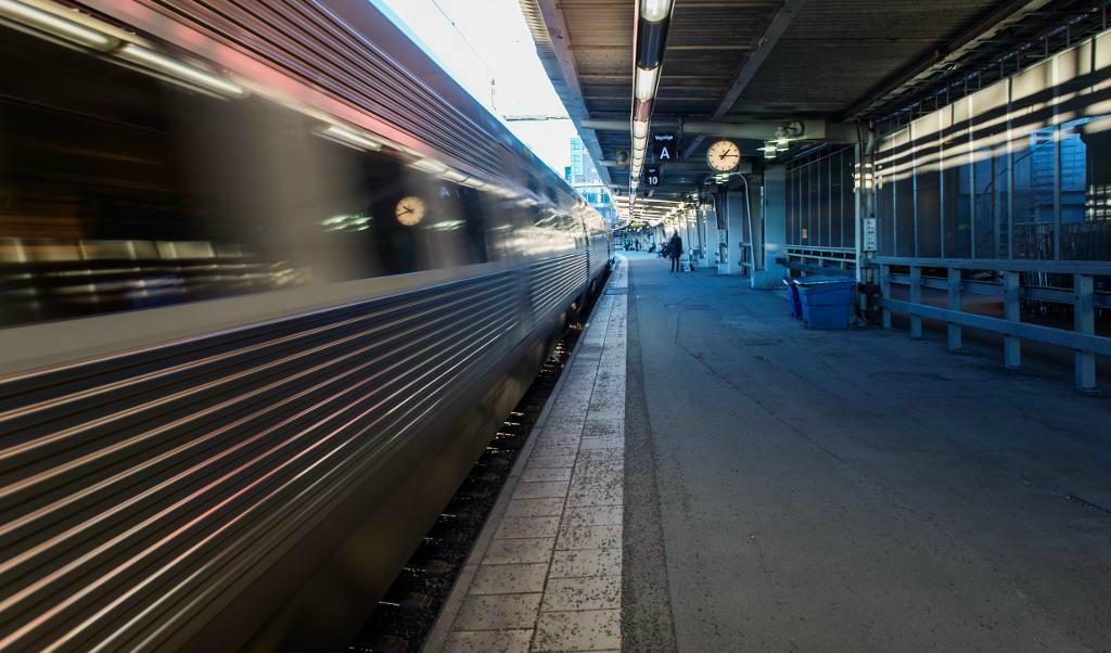 



Ett tåg lämnar perrongen på Stockholms central. Foto: Stina Stjernkvist/TT. Arkivbild                                                                                                                                                                                