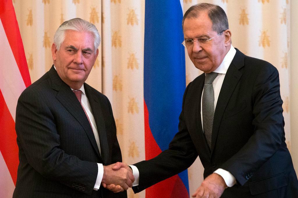 


USA:s utrikesminister Rex Tillerson, till vänster, hälsas välkommen av sin ryske kollega Sergej Lavrov. Foto: Alexander Zemlianitjenko/AP/TT                                                                                                                                    
