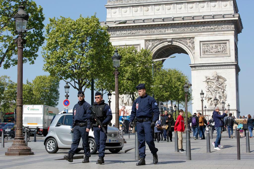
Poliser på Avenue des Champs-Élysées. Foto: Christophe Ena/AP/TT                                            