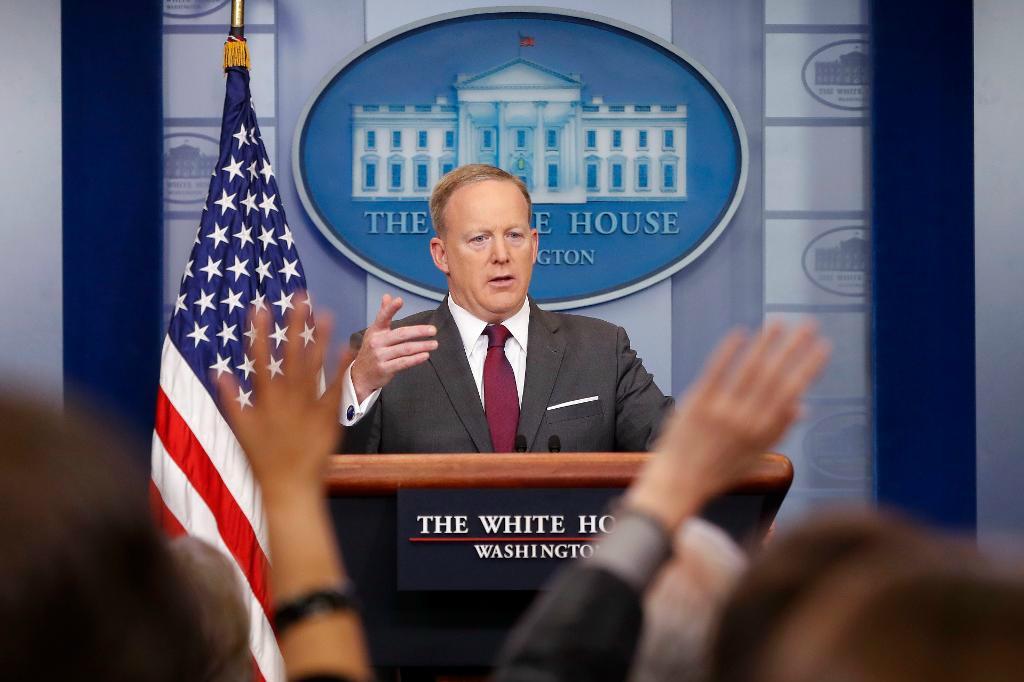 
Sean Spicer svarar på frågor i Vita huset i Washington. Foto: Pablo Martinez Monsivais/AP/TT                                            