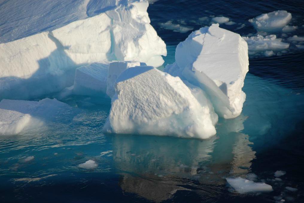 
Den globala uppvärmningen kan leda till kostnader på många tusen miljarder kronor, när permafrosten i Arktis smälter, varnar forskare i en ny rapport. Foto: Dirk Notz/AP/TT                                            
