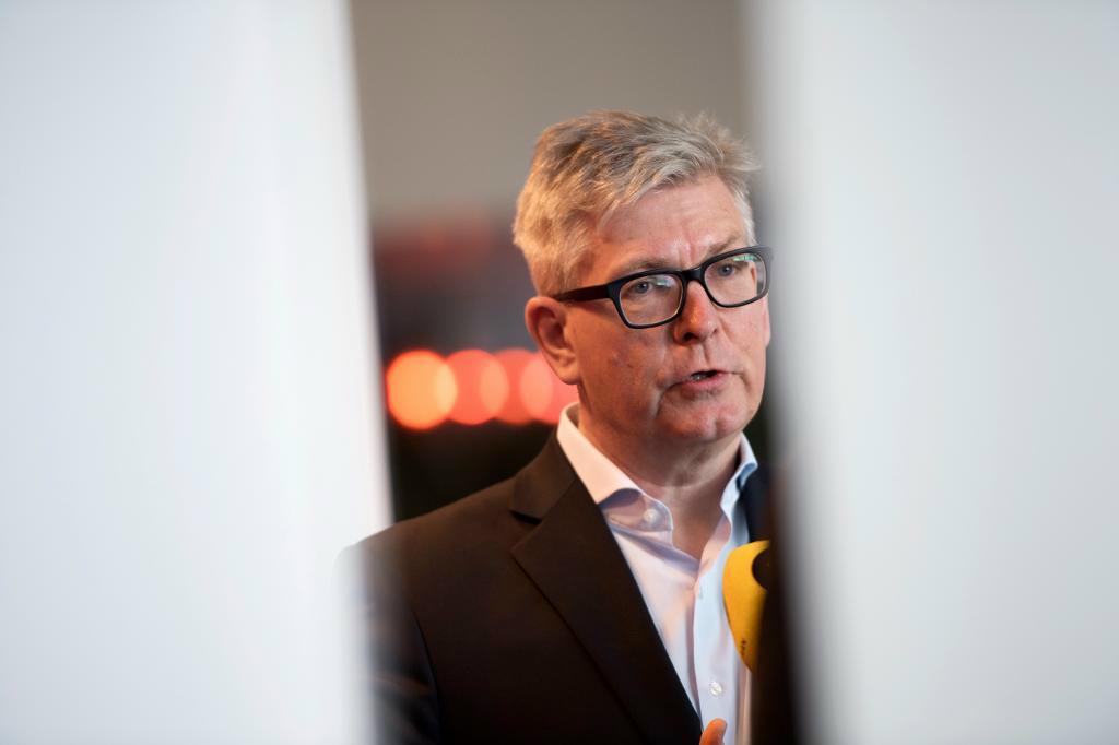 
Ericssons vd Börje Ekholm kommenterar delårsrapporten. Foto: Henrik Montgomery/TT                                            