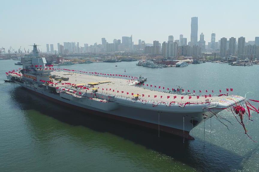 
Kinas nya hangarfartyg sjösätts i staden Dalian i nordöstra Kina. (Foto: Li Gang/Xinhua/AP/TT)                                            