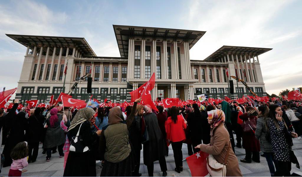 Anhängare till president Erdogan samlades för att fira utanför presidentpalatsen dagen efter folkomröstningen. Foto: Burhan Ozbilici/AP/TT