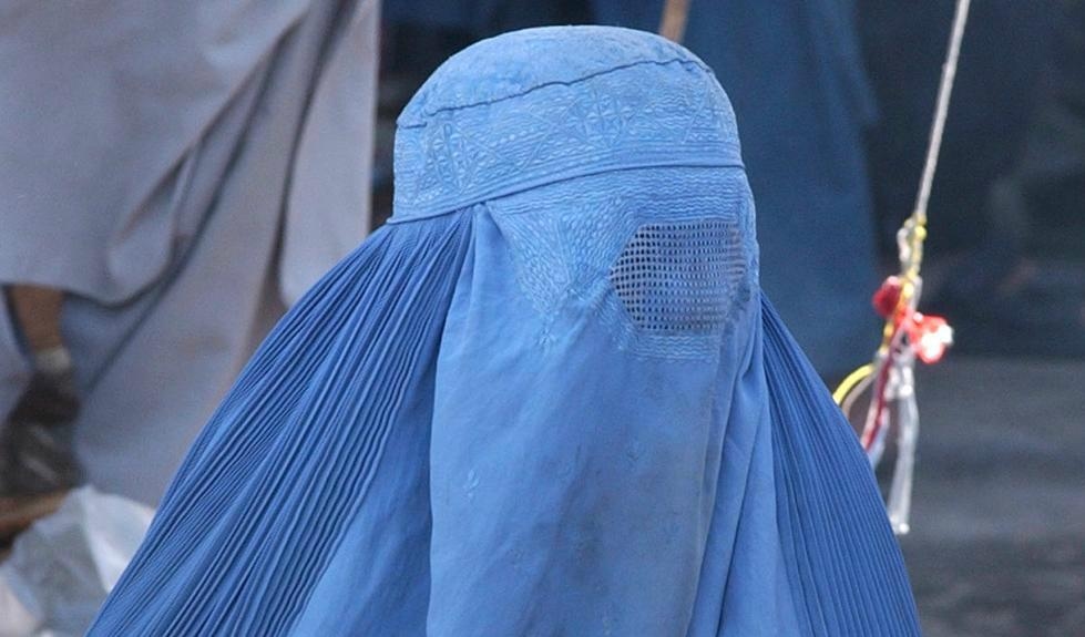 Kvinna med burka. Foto: Rafiq Maqbool/AP/TT-arkivbild