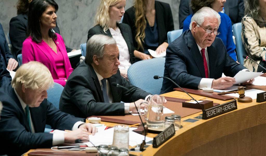 
FN:s generalsekreterare António Guterres (i mitten) USA:s utrikesminister Rex Tillerson (till höger) och Storbritanniens utrikesminister Boris Johnson i FN:s säkerhetråd. Foto: 
Mary Altaffer/AP/TT                                            