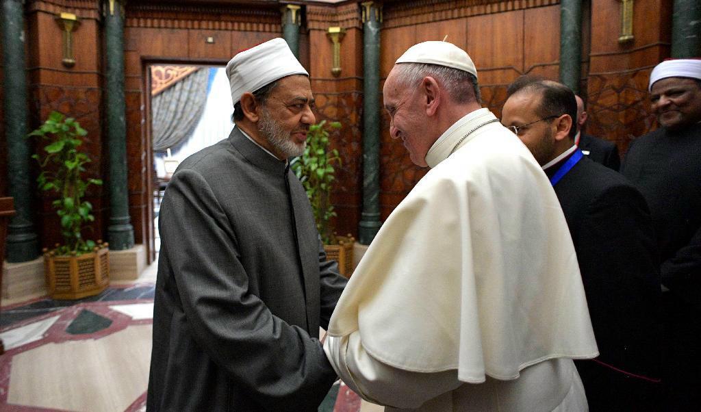 Påve Franciskus möter Ahmed al-Tayeb, den sunnimuslimske ledaren för al-Azhar-moskén och -universitetet i Kairo.
Foto: L'Osservatore Romano/Pool Photo via AP