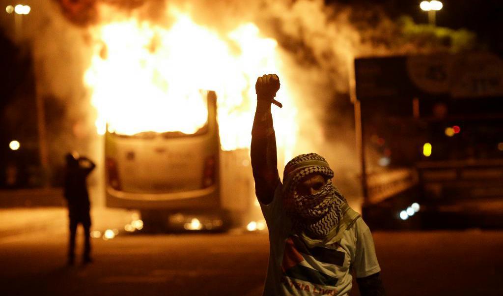 En maskerad demonstrant under protesterna i Rio de Janeiro. Foto:
Leo Correa/AP/TT
