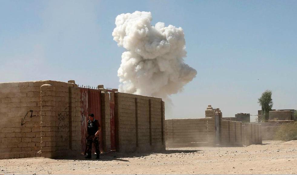 Rök stiger mot skyn efter en självmordsbombning i Lashkar Gah, huvudstad i Helmandprovinsen i Afghanistan, oktober 2016. Arkivbild. Foto:
Abdul Khaiq/AP/TT