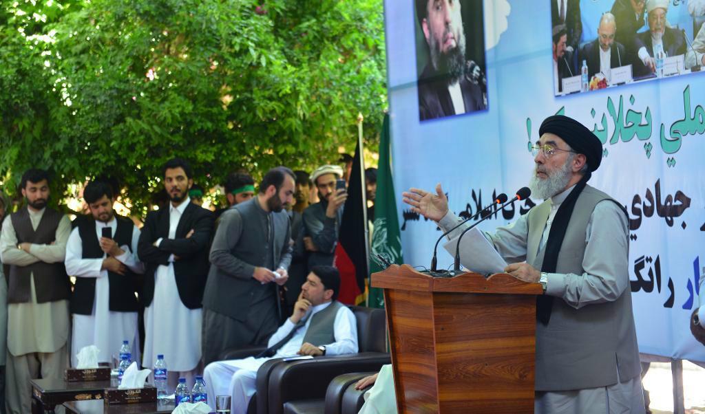 Krigsherren Gulbuddin Hekmatyar vill att talibanerna lägger ner vapnen. Foto:
Mohammad Anwar Danishyar/AP/TT