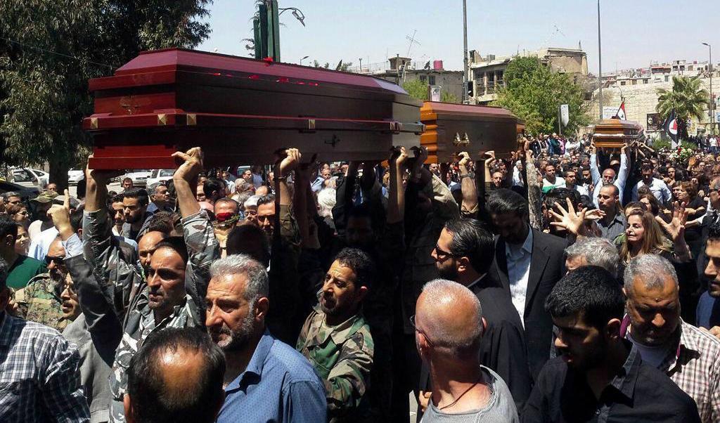 
Striderna i Syrien fortsätter att skörda offer. I tisdags begravdes kvarlevorna av fem kristna män som kidnappades i Maaloula utanför Damaskus för fyra år sedan av al-Qaida-allierade styrkor. Foto: Sana via AP                                            