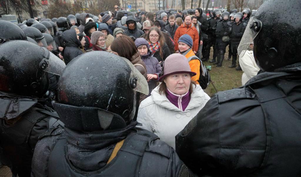 



Kravallpolis omringar en grupp demonstranter i S:t Petersburg. Foto: Dmitrij Lovetsky/AP/TT                                                                                                                                                                                