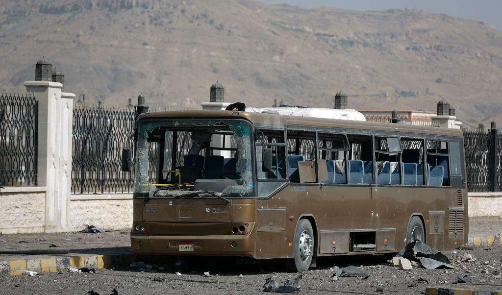 
En utbränd buss efter en annan flygräd i Jemen. 
Foto: Hani Mohammed/AP/TT. Arkivbild                                            