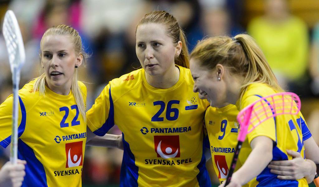 
Emelie Wibron (nr 26) gjorde två mål och Jennifer Stalhult (nr 22) ett när Sverige genom 9-3-seger mot Tjeckien säkrade totalsegern i fyrnationsturneringen Euro Floorball Tour i Tjeckien. Foto: TT                                            