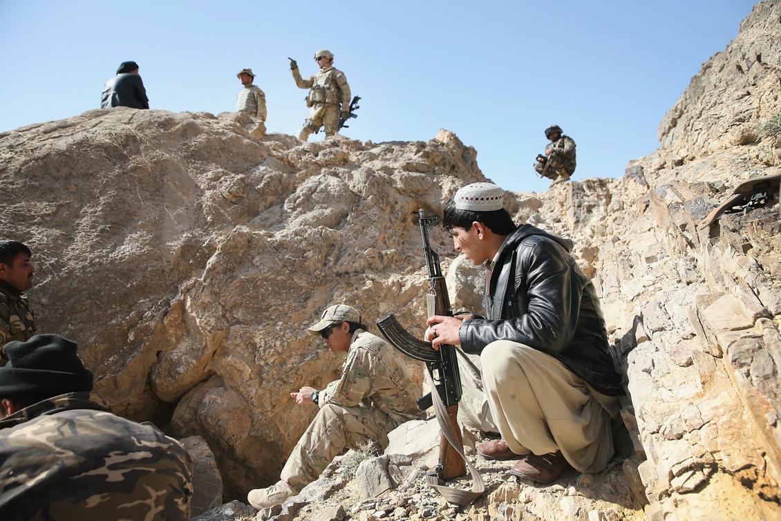 2014 var amerikanerna på marken och sökte efter vapen i ett grottområde nära Kandahar. Nu har en stor luftburen bomb sprängts. Foto: Scott Olson/Getty Images)