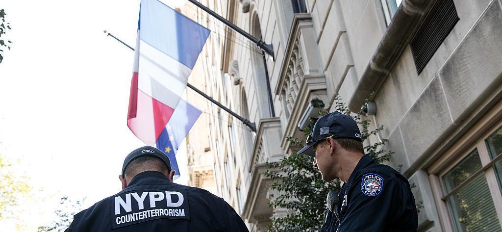 Poliser utanför franska konsulatet i New York. Foto: Drew Angerer/Getty Images. Arkivbild