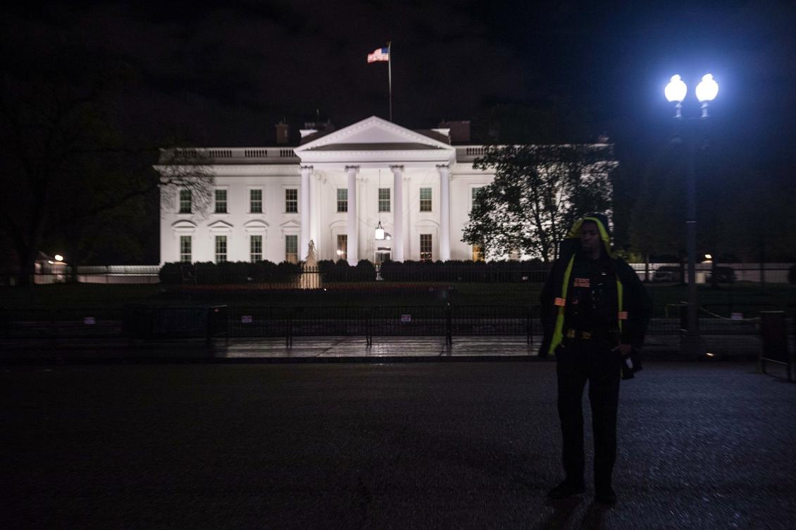 Säkerhetsagenter står framför Vita Huset i Washington efter att USA avfyrat missiler mot Syrien. Foto: Nicholas Kamm /AFP/Getty Images