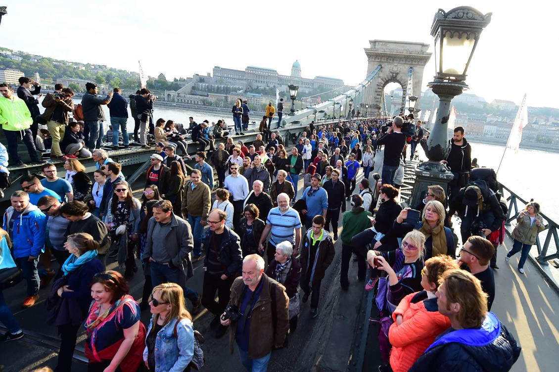 Protester i Ungern mot ett regeringsförslag om stängning av ett universitet. Foto: Attila Kisbenedek /AFP/Getty Images)