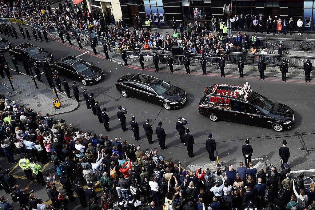 Brittiska poliser bildade kedja längs kortegevägen för att hedra sin mördade kollega vid dennes begravning i London. (Foto: Hannah McKay - Pool Getty Images)
