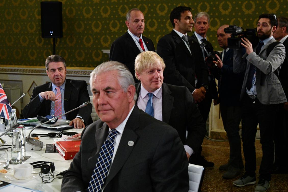 Bild från gårdagens möte vid G7-mötet i Italien, från vänster utrikesministrarna Sigmar Gabriel, Tyskland, USA:s Rex Tillerson och Storbritanniens Boris Johnson. Foto: Vincenzo Pinto /AFP/Getty Images