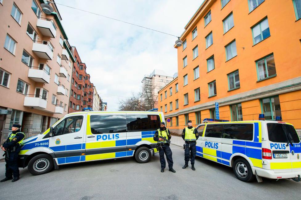 Uzbeken Rakhmat Akilov är häktad på sannolika skäl misstänkt för lastbilsattacken på Drottninggatan i Stockholm. Polisbilar blockerar gatan inför häktningsförhandlingarna med Akilov. Foto: Jonathan Nackstrand
/AFP/Getty Images