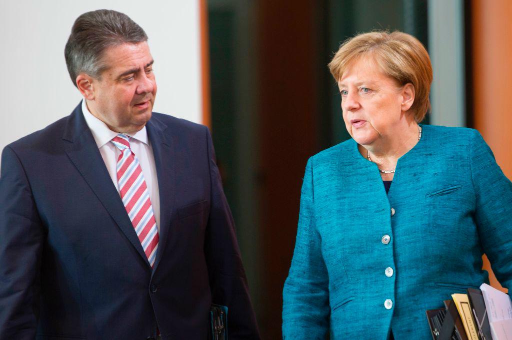 Tysklands förbundskanslerl Angela Merkels och utrikesminister Sigmar Gabriel säger i ett uttalande att: "Resultatet av omröstningen visar att Turkiet är djupt splittrat. Det innebär ett stort ansvar för den turkiska regeringen." Foto: Steffi Loos /AFP/Getty Images