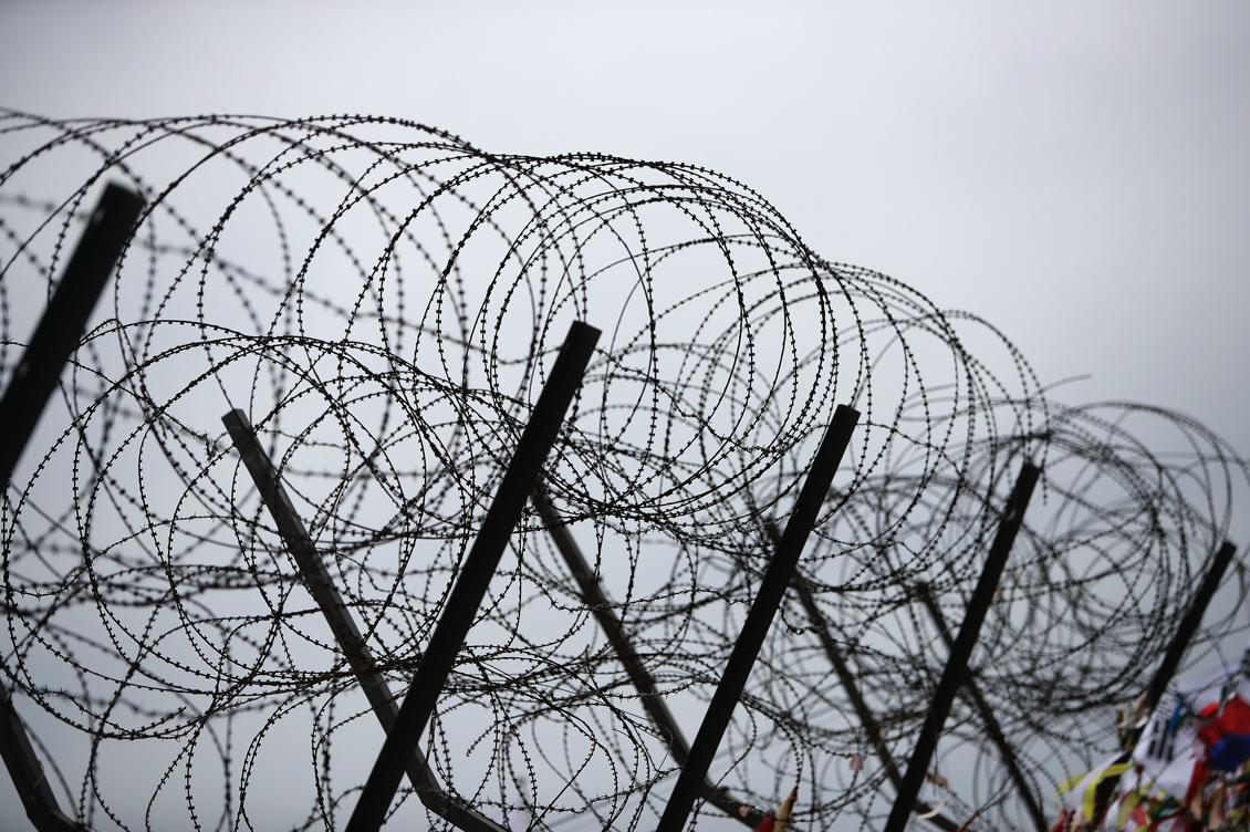 Taggtrådsstängsel mellan Syd- och Nordkorea. Läget är spänt då många är oroliga för att Kim-Jong Un ska genomföra ett nytt kärnvapenprov på lördag när landet firar 105-årsdagen av farfaderns födelse. Frågan är om USA då kommer att ingripa. Foto: Många är oroliga för att Kim-Jong Un ska genomföra ett nytt kärnvapenprov när landet firar 105-årsdagen av hans farfars födelse på lördag.
