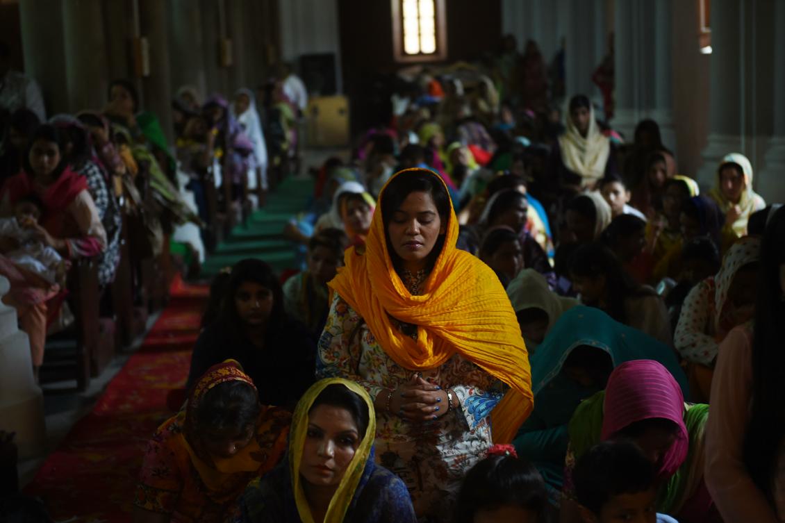 Kristna pakistanier i Heliga hjärtats kyrka i Lahore. Foto: Arif Ari /AFP/Getty Images