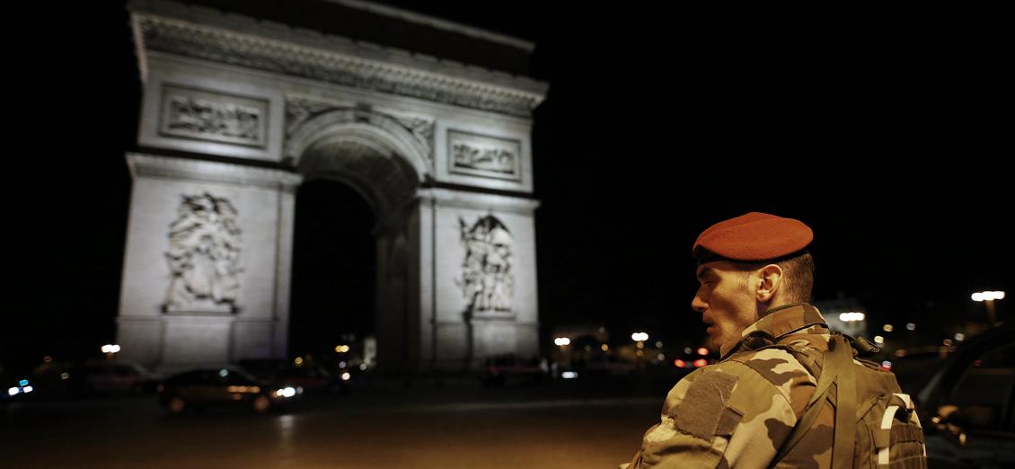En soldat står vakt vid Triumfbågen på Champs Elysees i Paris. Skytten och en polis sköts till döds vid gårdagens skjutning. Foto: Benjamin Cremel/AFP/Getty Images