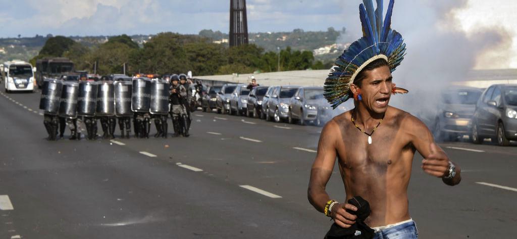 Olika etniska grupper ur den ursprungliga befolkningen i Brasilien, drabbar samman med polis i Brasilia, under den årliga marschen för deras rättigheter. Foto: Evaristo Sa/AFP/Getty Images