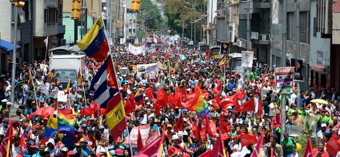 
President Maduros anhängare i en march i Caracas 26 april. En march mot presidenten planeras. Foto: Federico Parra/AFP/Getty Images                                            