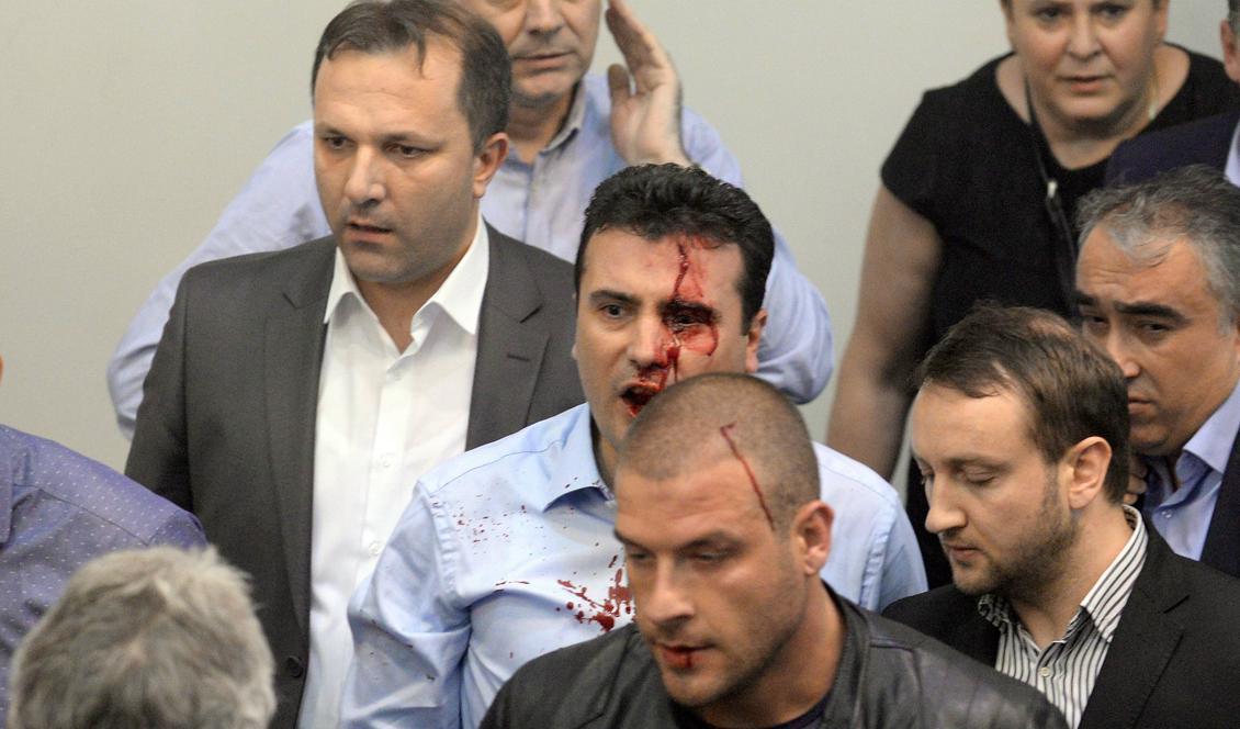
Den socialdemokratiske oppositionsledaren Zoran Zaev blöder när anhängare till VMRO-DPMNE tog sig in i parlamentet och gick till angrepp. Foto: Stringer/AFP/Getty Images                                            