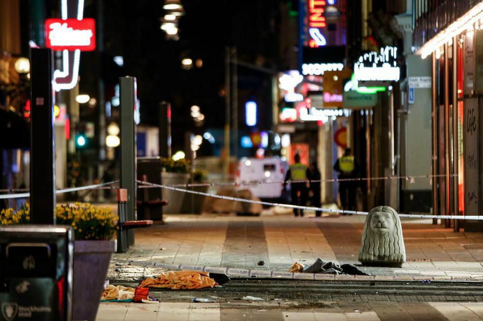 Spår efter terrorattacken vid Åhléns på Drottninggatan i Stockholm. Bilden är tagen på fredagskvällen. Foto: Fredrik Persson/TT