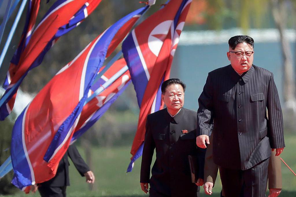 
Nordkoreas ledare Kim Jong-Un (till höger). Foto: Wong Maye-E/AP/TT-arkivbild
                                            