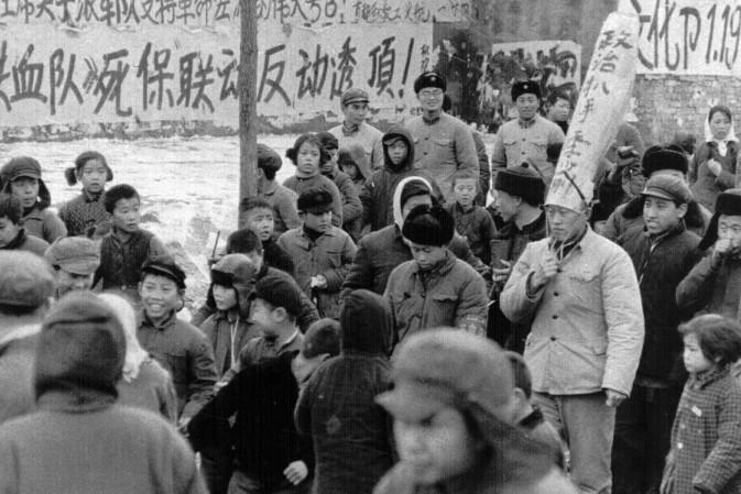 





En kinesisk tjänsteman i dumstrut som säger att han är en "politisk ficktjuv" på en gata i Peking 1967. Att döma människor till "klassfiender" oavsett om det ligger något bakom anklagelserna eller ej, är en kommunistisk taktik. Foto: Associated Press                                                                                                                                                                                                                                                                        
