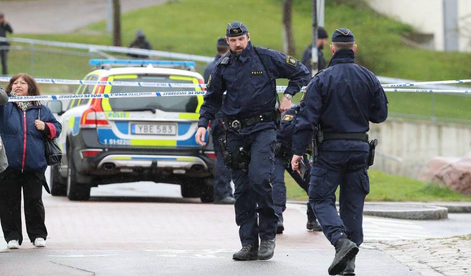 Poliser undersöker mordplatsen i Lövgärdets centrum i Angered, där en man sköts till döds av två maskerade män inför flera vittnen. Arkivbild. Foto: TT