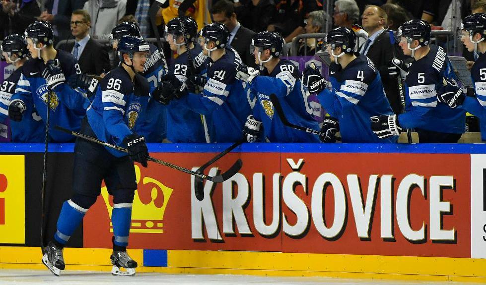 Mikko Rantanen firar Finlands semifinalplats med resten av laget. Foto: Martin Meissner/AP/TT