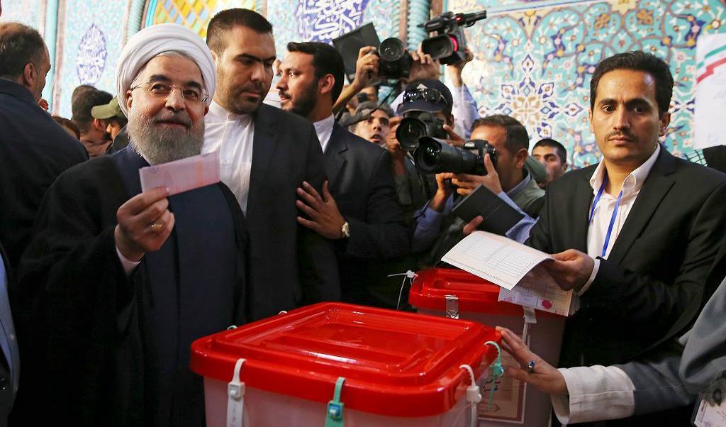 Irans sittande president Hassan Rohani i en vallokal i Teheran.
Foto: AP