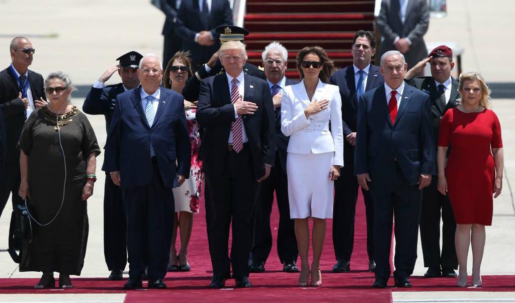 

USA:s presidentpar Donald och Melania Trump vid ankomsten till Tel Aviv i Israel. De välkomnas av Israels presidentpar Reuven och Nechama Rivlin samt premiärminister Benjamin Netanyahu och hans hustru Sarah. Foto: Oded Balilty/AP/TT                                                                                        