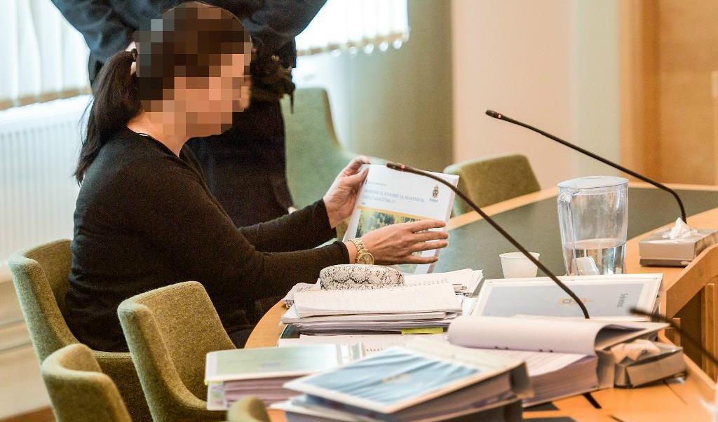 
Den misstänkta 42-åriga kvinnan under den andra rättegångsdagen i Västmanlands tingsrätt i Västerås. Foto: TT                                            