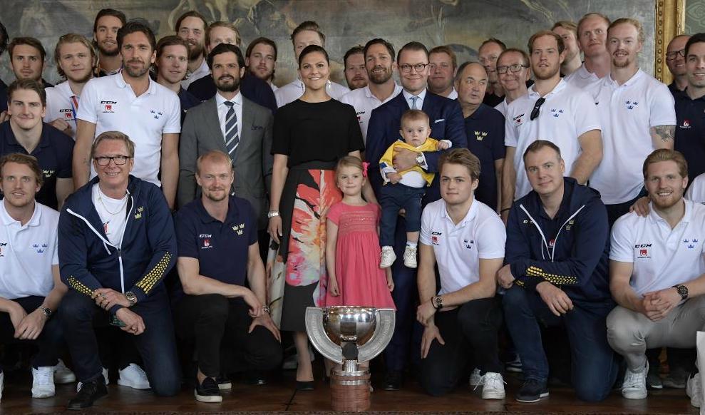 
Hockeylandslaget har träffat delar av kungafamiljen på Stockholms slott. Foto: TT                                            